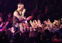 Maroon 5 divide al público en show de medio tiempo