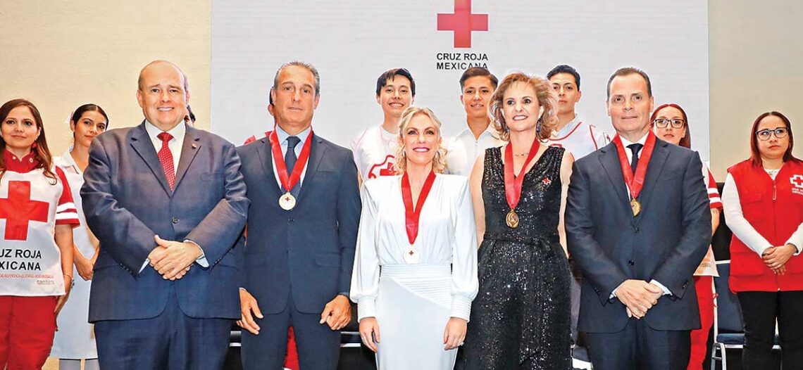 Entregan medalla de la Gran Cruz; Olegario Vázquez Aldir recibe el distintivo