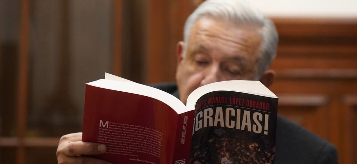 El Presidente López Obrador dedica su último libro, ¡Gracias!, a los jovenes