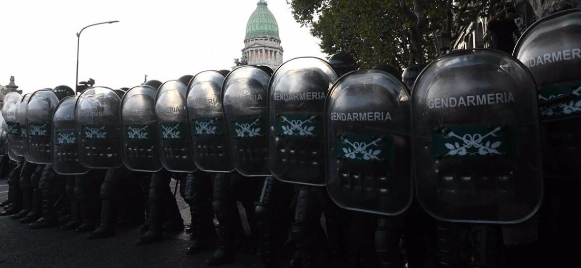 Oposición abandona debate de reformas de Milei por violentos enfrentamientos