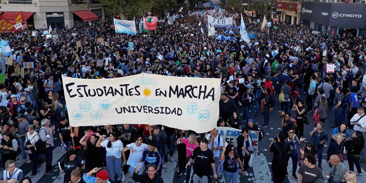 Miles de estudiantes marcha para defender la universidad pública en ...