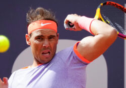 Rafael Nadal celebra su regreso al tenis, a pesar de la derrota