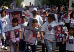 Marchan en la CDMX por Día de las Muertas