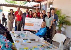 Entregan Toño Astiazarán y Patty Ruibal donativo al asilo de ancianos Juan Pablo II