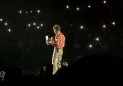 Harry Styles baila con peluches de Dr. Simi en Monterrey