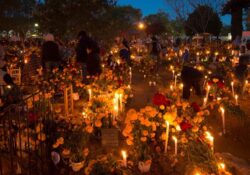 Mantienen viva la tradición del Día de muertos; saturan panteones