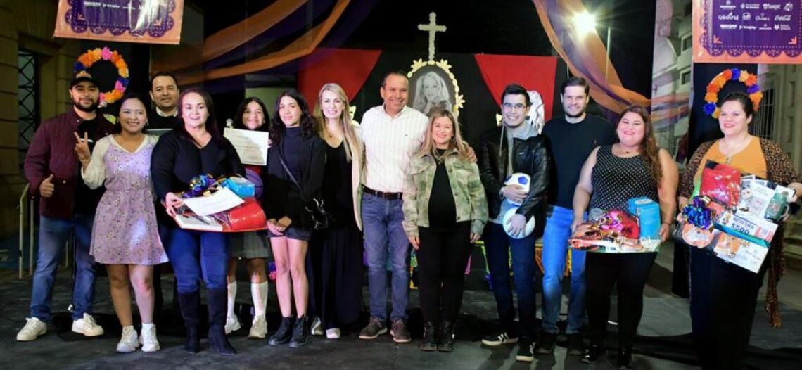 Premia Toño Astiazarán a concursantes del IV Festival Tradicional del Día de Muertos