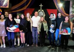 Premia Toño Astiazarán a concursantes del IV Festival Tradicional del Día de Muertos