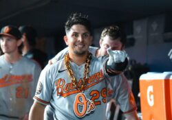 Ramón Urías recibe Guante de Oro como mejor tercera base