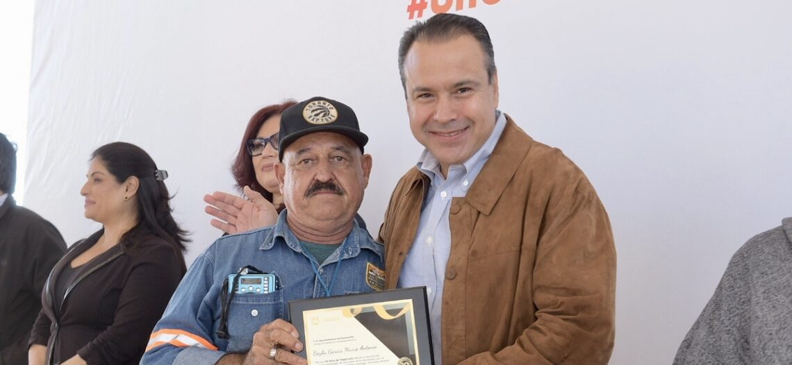 Entrega Antonio Astiazarán reconocimientos y bonos a servidores públicos