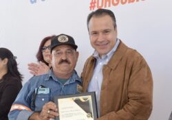 Entrega Antonio Astiazarán reconocimientos y bonos a servidores públicos