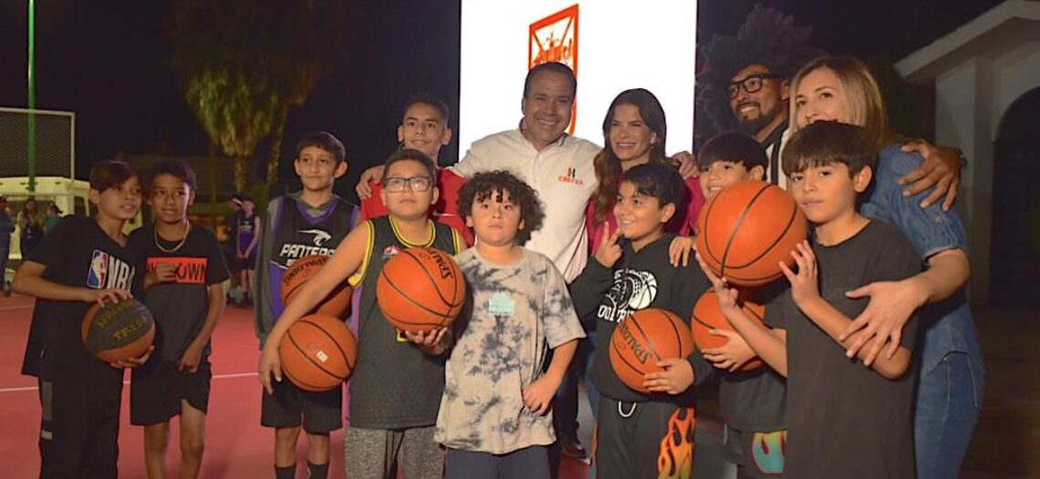 Entrega Toño Astiazarán mejoras a cancha de basquetbol Santa Elena