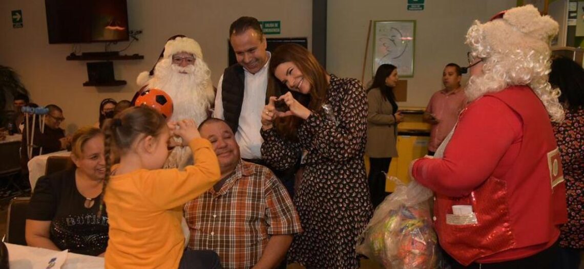 Llevan alegría a personas con discapacidad en posada navideña