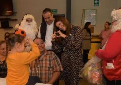 Llevan alegría a personas con discapacidad en posada navideña