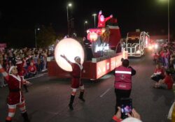 Presencian Antonio Astiazarán y Patty Ruibal magia de la Navidad en desfile Coca Cola