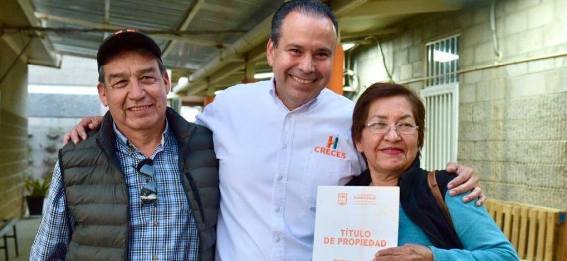 Entrega Toño Astiazarán títulos de propiedad a 74 familias