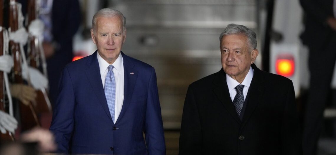 Arriba Biden a México para Cumbre trilateral; es recibido por el presidente López Obrador