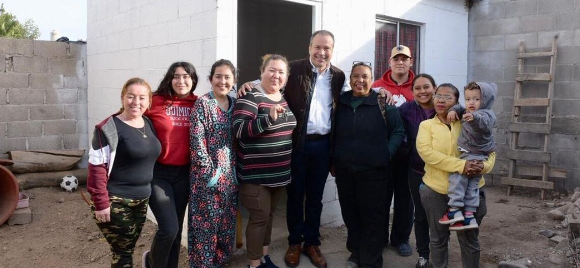Visita Toño Astiazarán a familia beneficiada con nuevo cuarto adicional