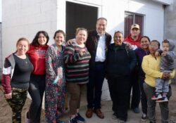 Visita Toño Astiazarán a familia beneficiada con nuevo cuarto adicional
