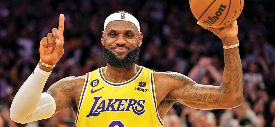 LeBron James rompe récord de puntos en la NBA en una noche mágica