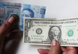Peso mexicano pierde fuerza ante el dólar, casi llega a los 19 pesos