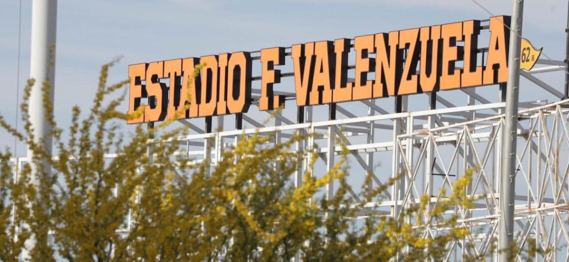El nombre de Fernando Valenzuela luce dentro de su estadio en Hermosillo