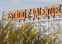 El nombre de Fernando Valenzuela luce dentro de su estadio en Hermosillo