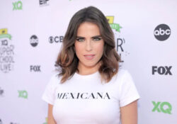 En pleno vuelo, Karla Souza insulta a cantante por machista