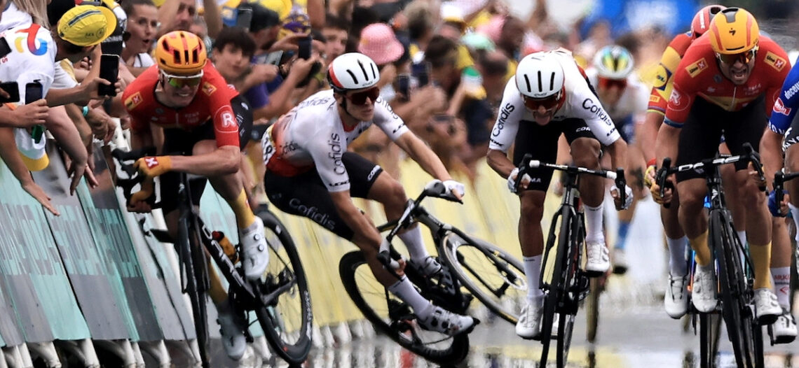 Accidentado esprint en el Tour de Francia; Philipsen vuelve a ganar