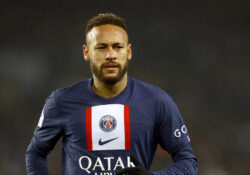 Neymar se va del PSG entre aplausos; el abrazo con Mbappé