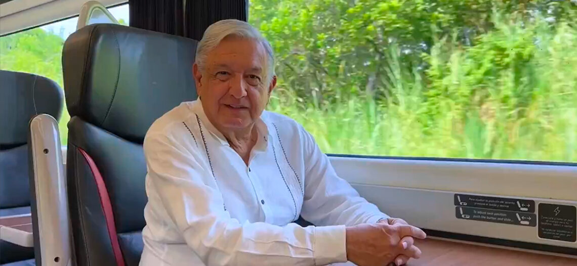 Supervisa López Obrador obras del Tren Interoceánico en Salina Cruz