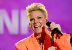 Pink aclara que las banderas que usa en sus conciertos no son en apoyo a Israel