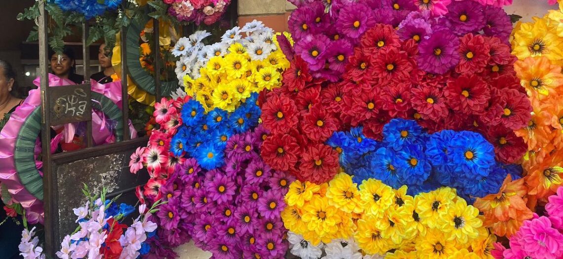 Hermosillenses se preparan para la celebración del Día de Muertos