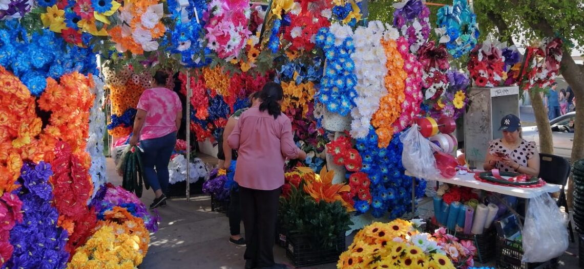 Suben las ventas de flores y coronas de muertos en el centro de Hermosillo