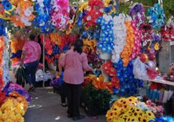 Suben las ventas de flores y coronas de muertos en el centro de Hermosillo