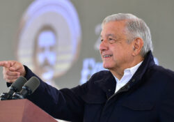 López Obrador felicita a Marcelo Ebrard por quedarse en Morena