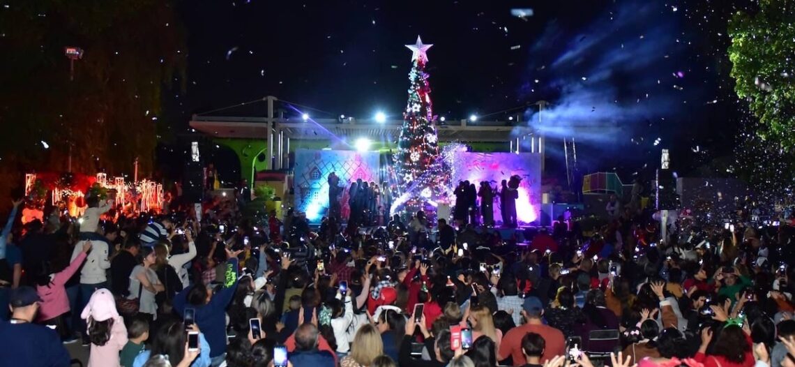 Encienden en el Parque Infantil el tradicional árbol navideño