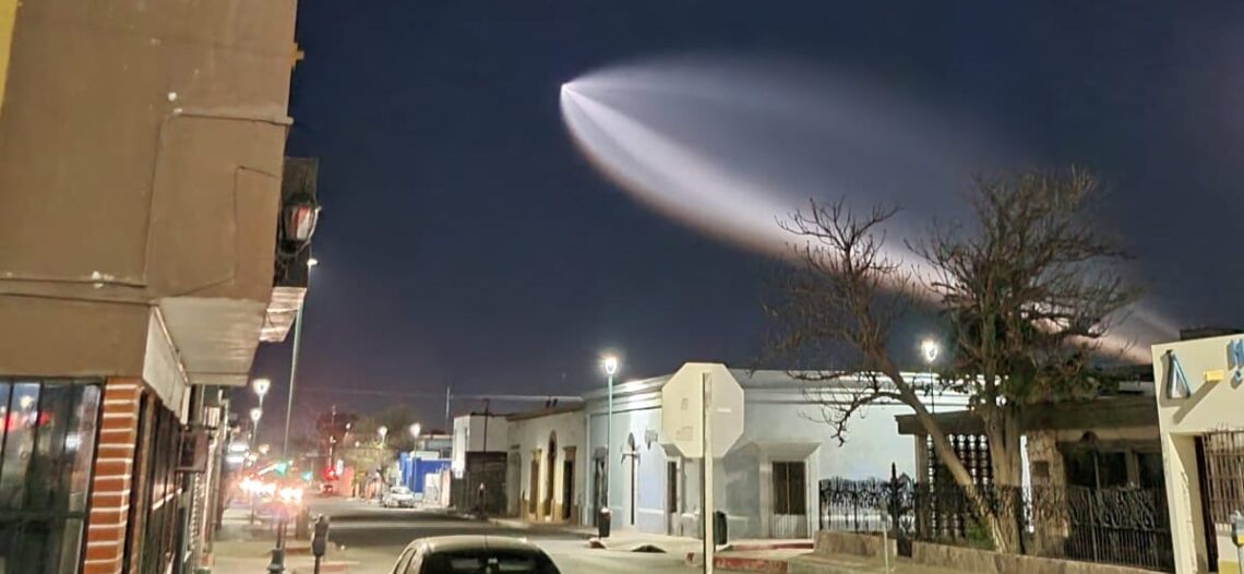 Cohete de SpaceX es captado en el cielo de Hermosillo