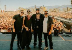 Carin León se pone rockero en Coachella, toca con Molotov
