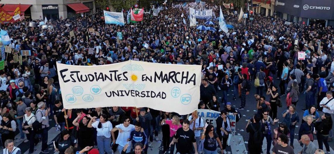 Miles de estudiantes marcha para defender la universidad pública en ...