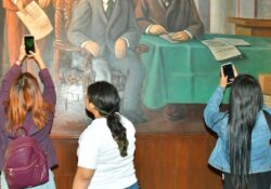 Aprecian estudiantes del COBACH murales del Palacio Municipal de Hermosillo