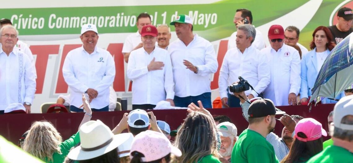 Preside Gobernador Alfonso Durazo desfile por el Día del Trabajo