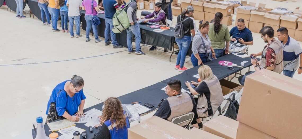 Supervisa SEC entrega de uniformes y zapatos escolares gratuitos