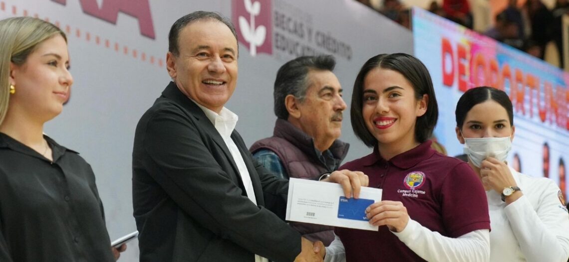 Gobernador crea el programa de becas más grande en la historia de Sonora