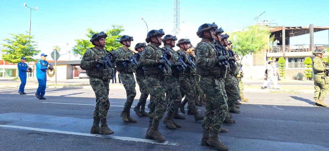 Desfile tuvo una participación de más de mil personas en Hermosillo