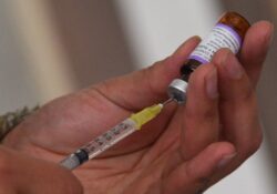 IMSS exhorta a población a vacunarse contra covid-19 e influenza estacional