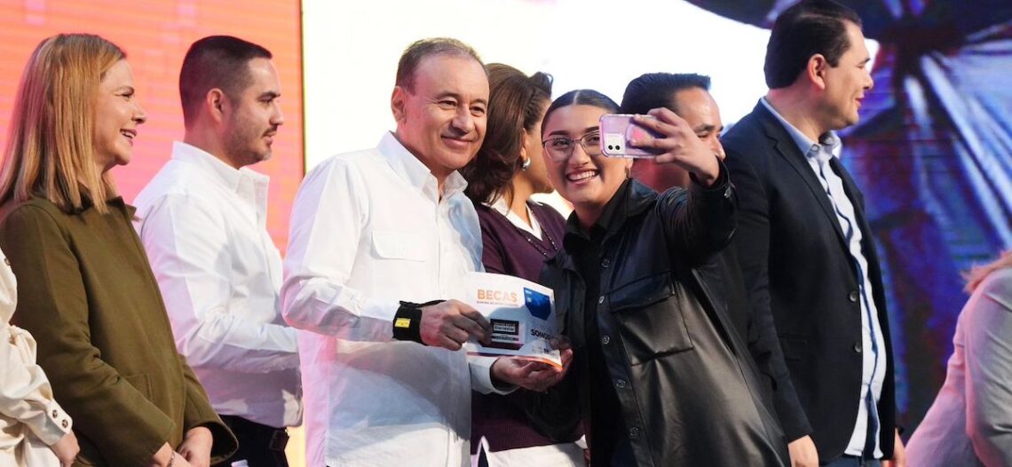 Jóvenes agradecen a Gobernador  por Becas Sonora de Oportunidades