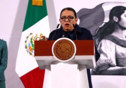 Programas del Bienestar ‘abrazarán’ a mexicanos deportados de EU