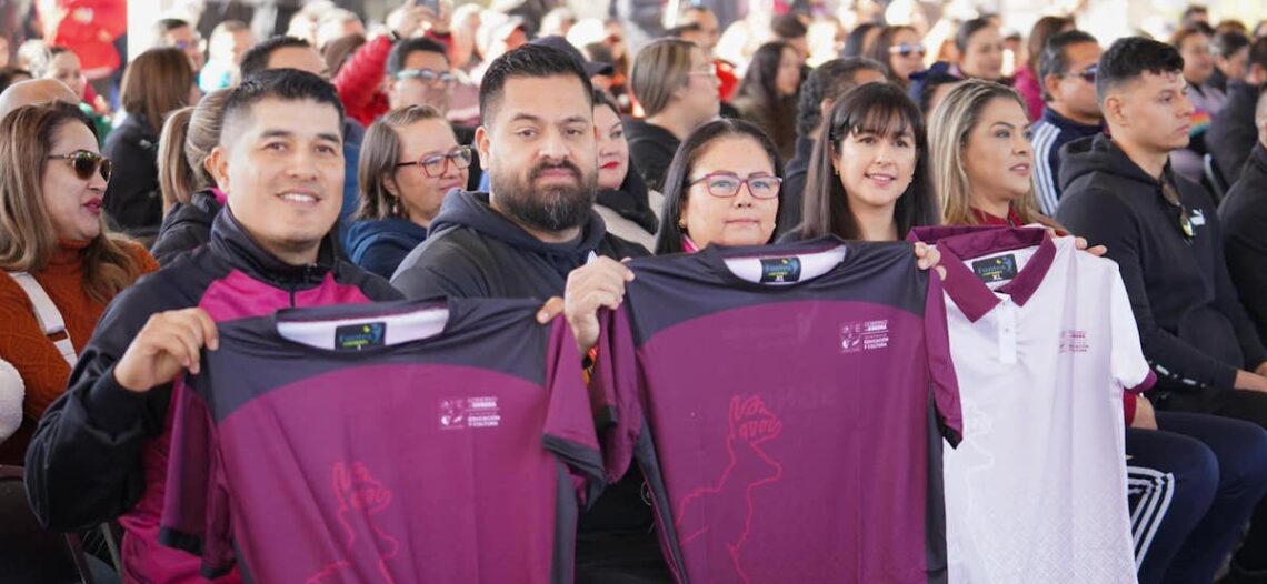 Apoyan a docentes de Educación Física con uniformes y material deportivo