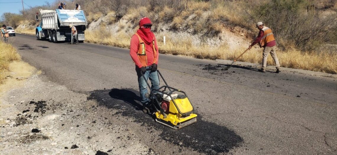 Gobierno de Sonora trabaja en acciones de bacheo en carreteras